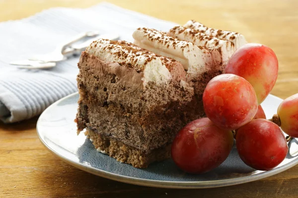 Stuk van cake met room en chocolade — Stockfoto