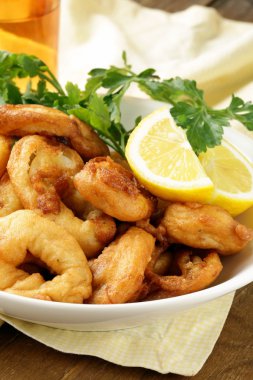 Limonlu meyilli daldırma kızarmış kalamar halkaları