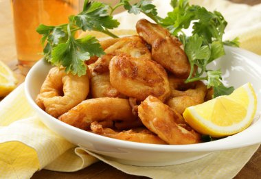 Limonlu meyilli daldırma kızarmış kalamar halkaları