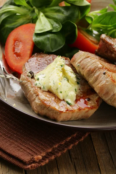 Filete de res a la parrilla con guarnición de ensalada fresca —  Fotos de Stock