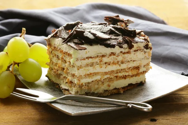 Pedazo de pastel con crema y chocolate —  Fotos de Stock