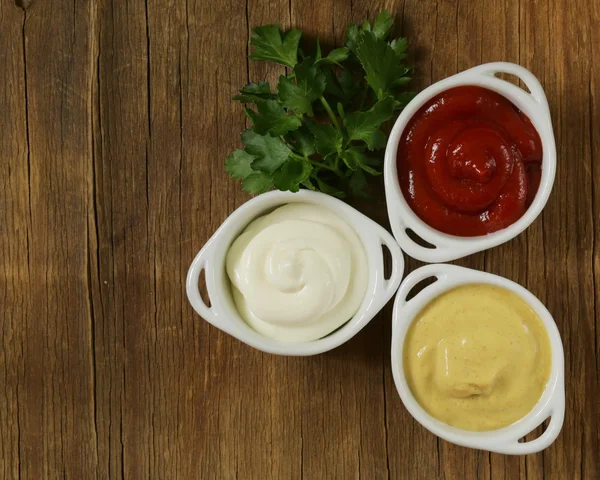 La mostaza, el ketchup y la mayonesa - tres tipos de las salsas — Foto de Stock