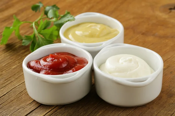 Moutarde, ketchup et mayonnaise - trois sortes de sauces — Photo