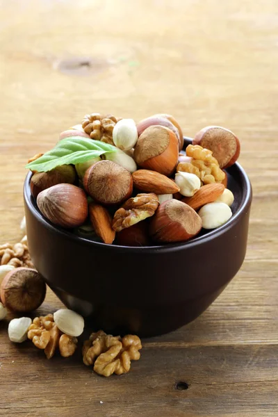 Смешайте орехи - грецкие орехи, фундук, миндаль на деревянном столе — стоковое фото