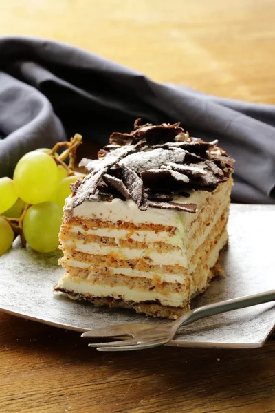 Pedazo de pastel con crema y chocolate — Foto de Stock