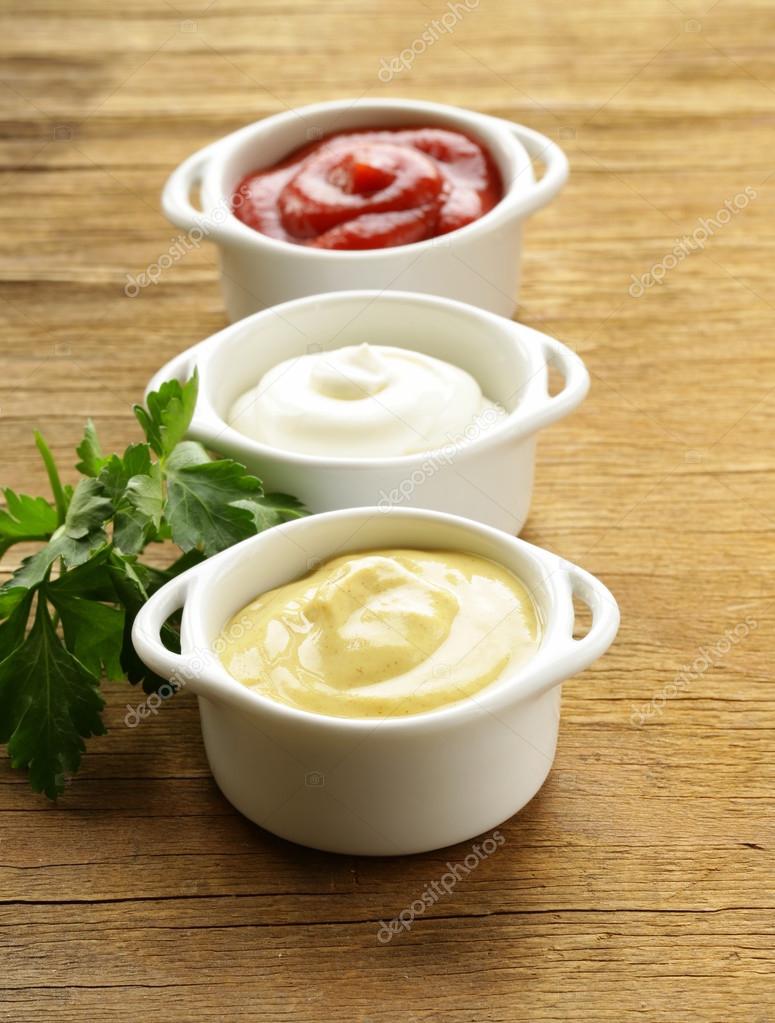 mostaza, ketchup y mayonesa tres tipos de salsas — Fotos de Stock