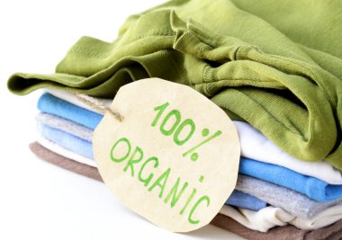 Organik etiketli renkli giysi yığını