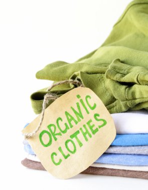 Organik etiketli renkli giysi yığını