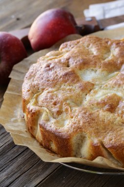 Tahta bir masada ev yapımı elmalı turta.