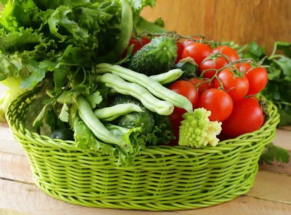 Verduras frescas e ervas misturam-se em uma cesta de vime — Fotografia de Stock