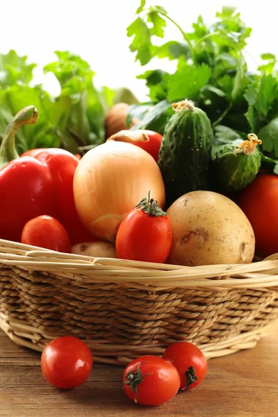 Verduras frescas e ervas misturam-se em uma cesta de vime — Fotografia de Stock