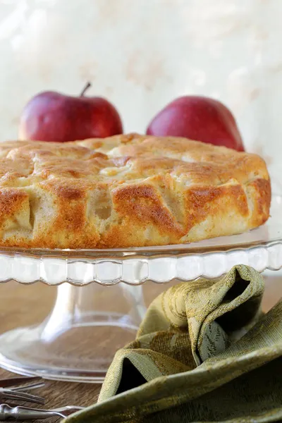 Torta de maçã caseira em uma mesa de madeira — Fotografia de Stock