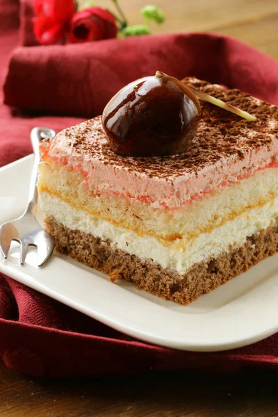 Pedaço de bolo com creme e chocolate — Fotografia de Stock