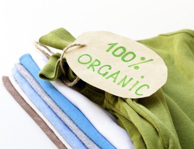 Organik etiketli renkli giysi yığını