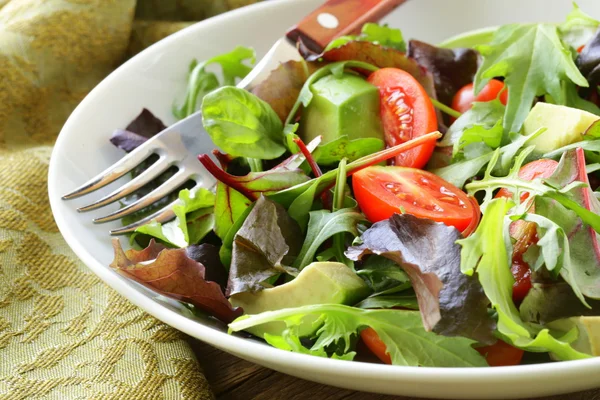 Miscela di insalate con avocado e cetriolo, con condimento balsamico — Foto Stock