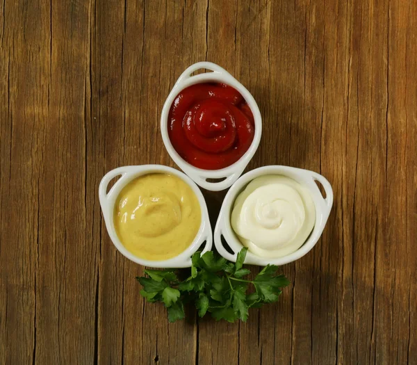 Ketchup, mosterd en mayonaise - drie soorten sauzen — Stockfoto