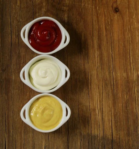 Moutarde, ketchup et mayonnaise - trois sortes de sauces — Photo