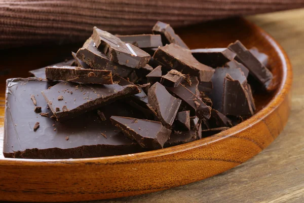 Chocolate preto escuro picado em pedaços — Fotografia de Stock