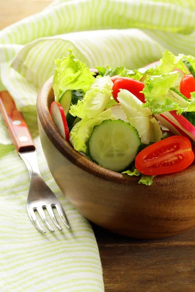 Fresh spring salad with tomatoes and cucumber — Stock Photo, Image