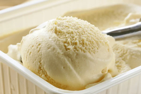 Helado de vainilla cremoso en una taza blanca — Foto de Stock