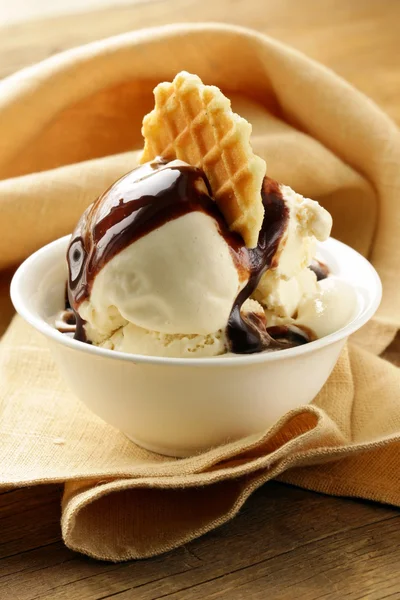 Ванильное мороженое с шоколадным соусом и вафлями — стоковое фото