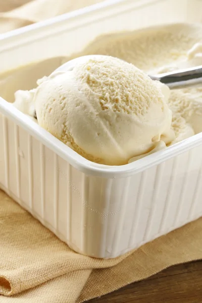 Helado de vainilla cremoso en una taza blanca — Foto de Stock