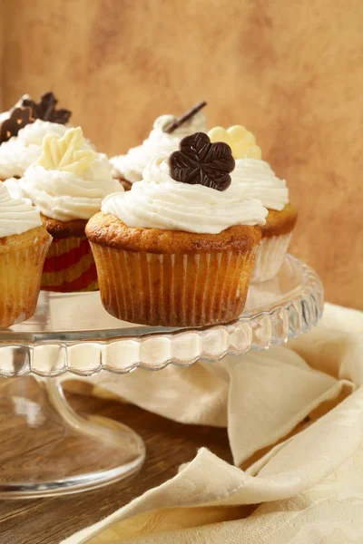 Cupcakes con decoraciones de crema y chocolate — Foto de Stock