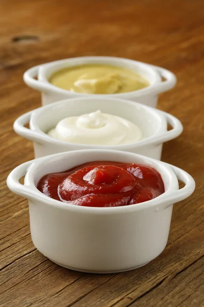 La mostaza, el ketchup y la mayonesa - tres tipos de las salsas — Foto de Stock
