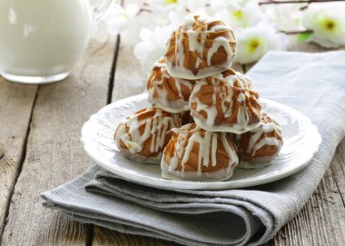 beyaz çikolata kremalı Pastalar eklerleri buzlu