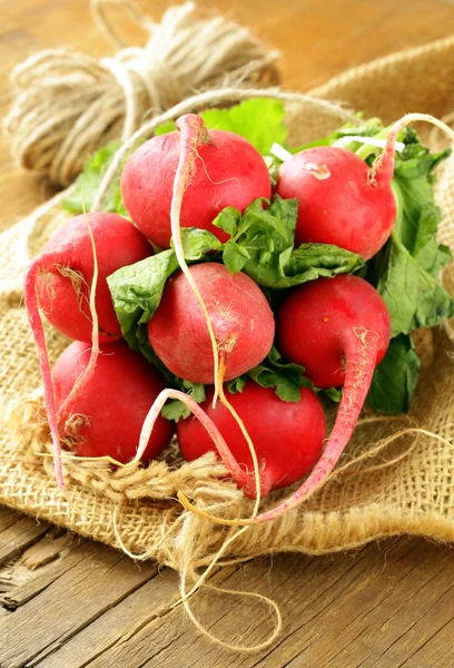 Bunch of fresh organic radishes on a wooden table — Stock Photo, Image