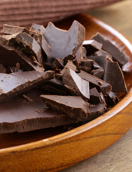 Чёрный тёмный шоколад, нарезанный на куски — стоковое фото