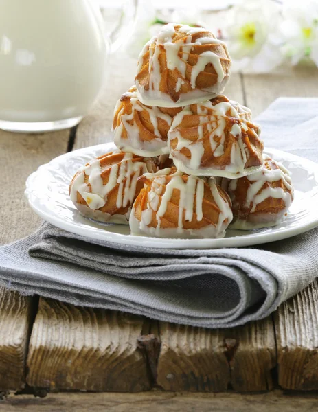 Custard cakes eclairs iced with white chocolate — Stock Photo, Image