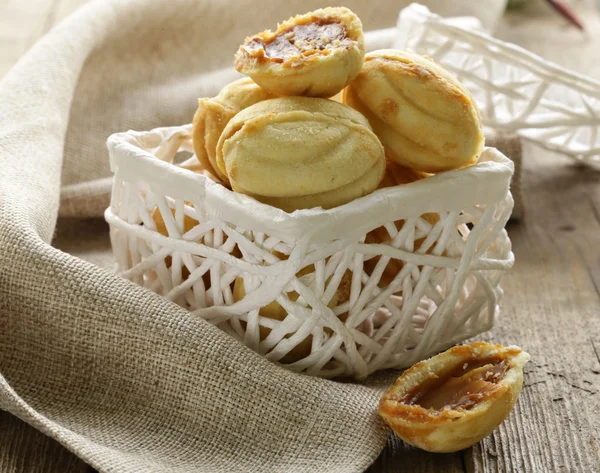 Biscotti sotto forma di noci in un cesto bianco — Foto Stock