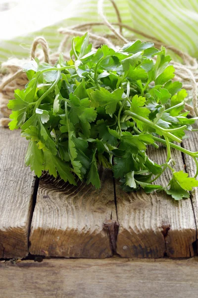 Green, organic parsley on wooden table — Stock Photo, Image