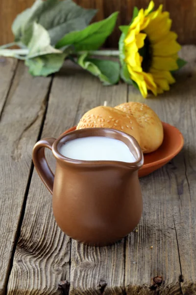 Kruik van verse melk en brood - rustieke stilleven — Stockfoto