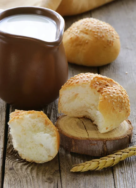 Kruka färsk mjölk och bröd - rustik stilleben — Stockfoto