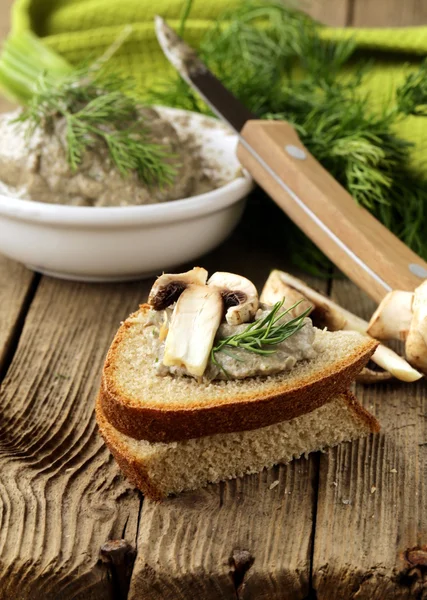 Champignon pâté de champignons avec pain de seigle et aneth — Photo