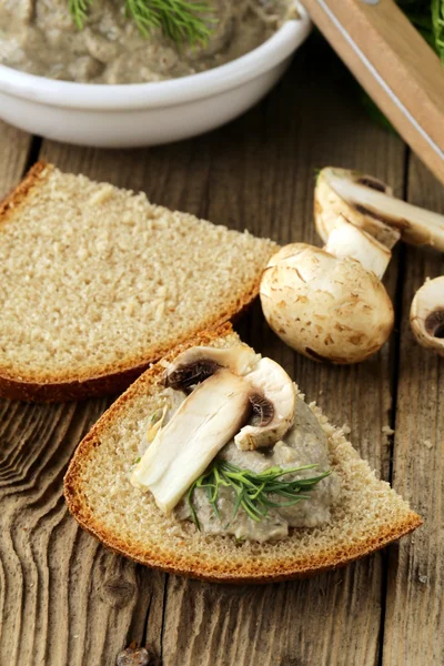 双孢菇蘑菇酱配黑麦面包和莳萝 — 图库照片