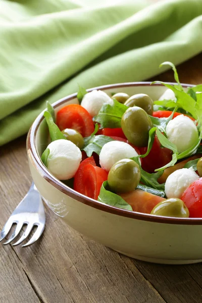Sałatka z rukoli, pomidorami i mozzarellą — Zdjęcie stockowe