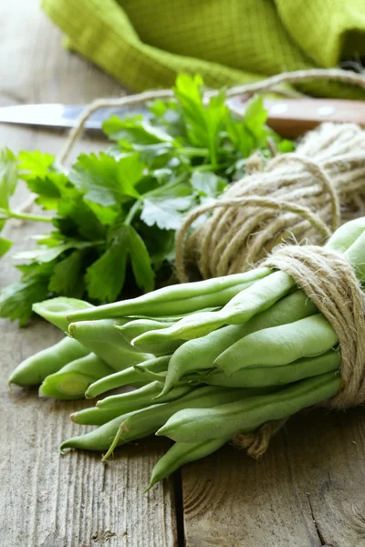 Groene erwten op een houten tafel, rustieke stijl — Stockfoto