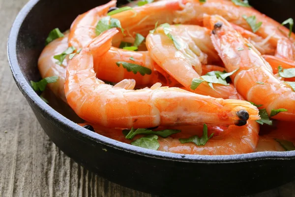 Shrimp fried with herbs and spices in a pan — Stock Photo, Image