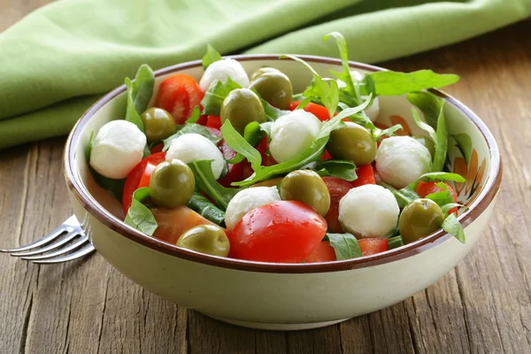 Salada com rúcula, tomate e queijo mussarela — Fotografia de Stock