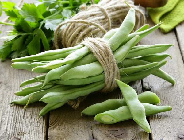 Kacang polong hijau di meja kayu, gaya pedesaan — Stok Foto