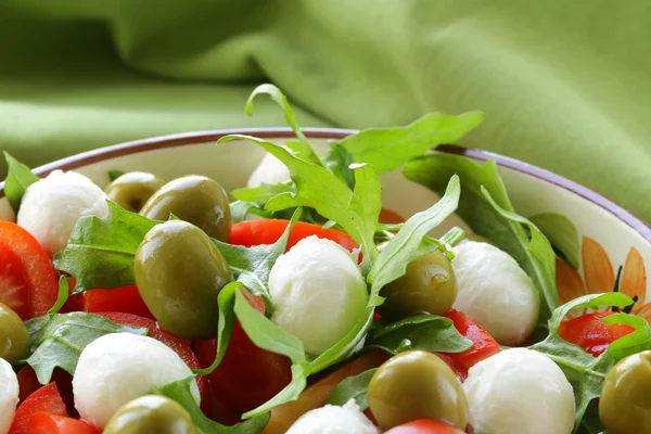 Salad with arugula, tomatoes and mozzarella cheese — Stock Photo, Image