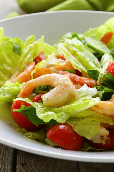 Insalata verde con gamberetti alla griglia, alimentazione sana — Foto Stock