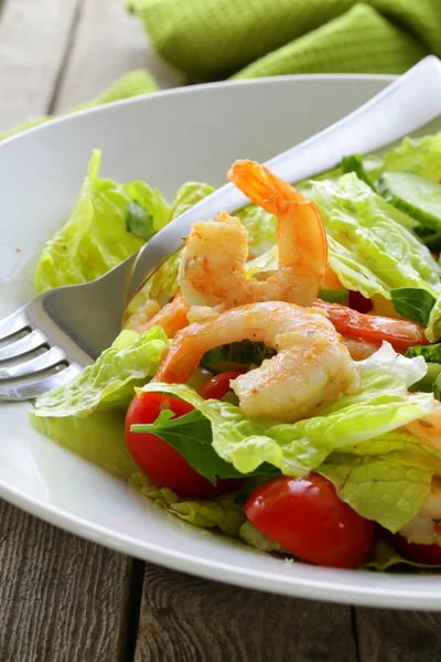 Groene salade met gegrilde garnalen, gezond eten — Stockfoto
