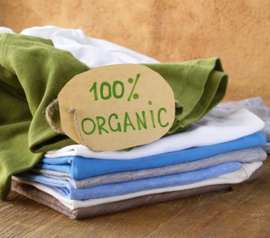 Organik etiketli renkli giysi yığını