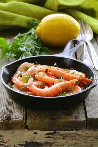 Shrimp fried with herbs and spices in a pan — Stock Photo, Image