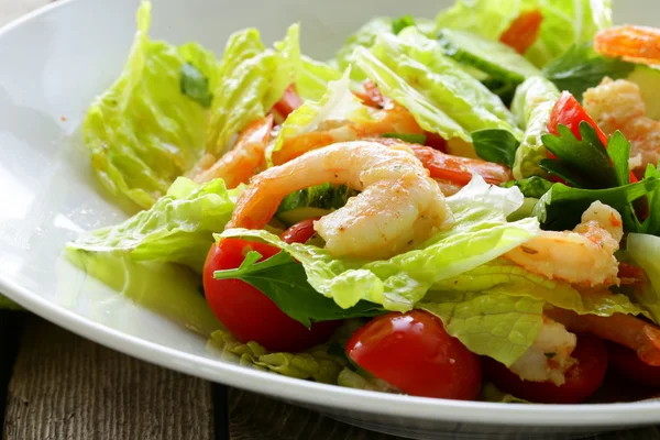 Зеленый салат с креветками на гриле, здоровое питание — стоковое фото