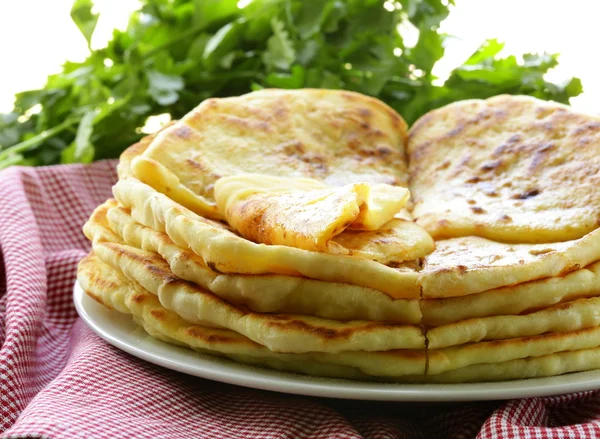 Hög med stekt bröd med smör och persilja — Stockfoto